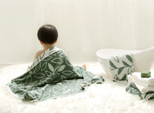Lade das Bild in den Galerie-Viewer, Bamboo Bath Towel (Botanic Pattern) / Bambus Badetuch (Botanisches Motiv)
