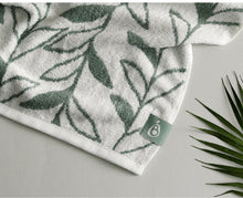 Lade das Bild in den Galerie-Viewer, Bamboo Face Towel (Botanic Pattern) / Bambus Handtuch (Botanisches Motiv)
